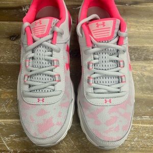 New Under Armour female adult size 7 👟